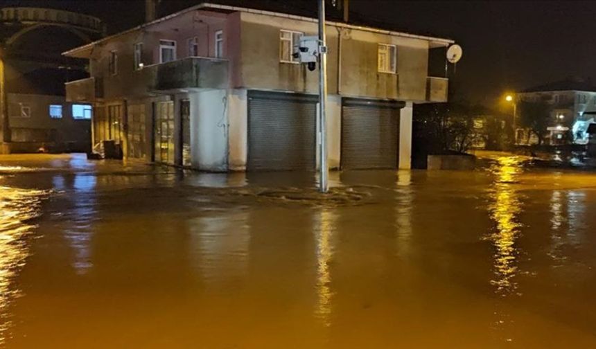 Sakarya'da sağanak taşkınlara yol açtı