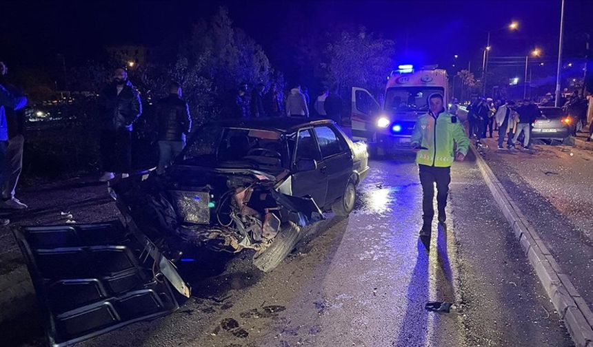 Aydın'da iki otomobilin çarpıştığı kazada 11 kişi yaralandı