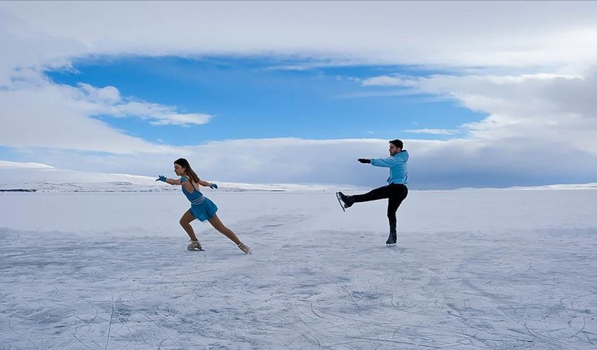 Yüzeyi donan Çıldır Gölü'nde buz pateniyle dans