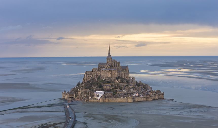 Mont Saint Michel, Orta Çağ'ı anımsatan mimarisiyle dikkati çekiyor