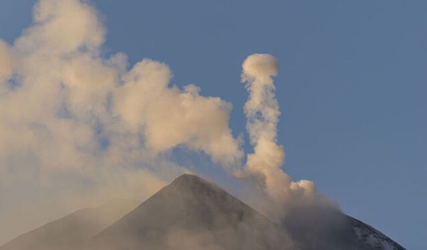 İtalya’daki Etna Yanardağı halka şeklinde dumanlar püskürttü