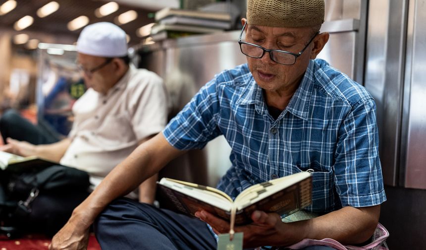 Cakarta'da Müslümanlar Ramazan ayının son cuma namazını kıldı