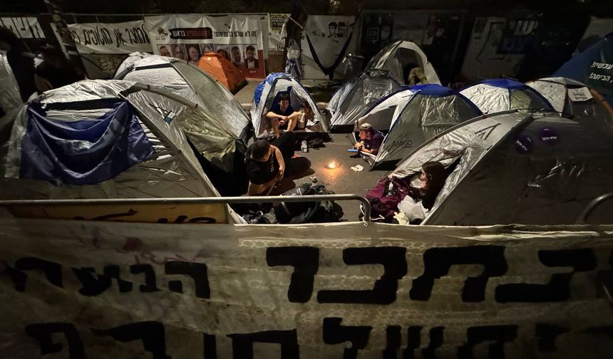 İsrail'de hükümet karşıtı göstericiler Meclis önünde çadırlarda kalmaya başladı
