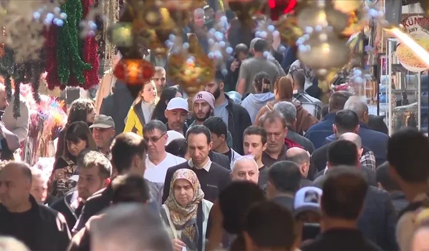 İstanbul'da bayram alışverişi için Eminönü'nü tercih ediliyor