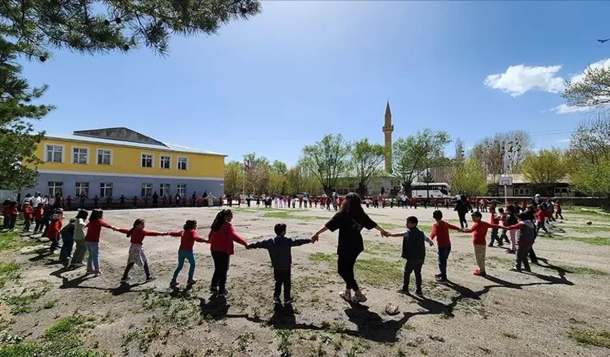 Erzurum'da üniversite öğrencileri her 23 Nisan'da bir okula kütüphane kuracak