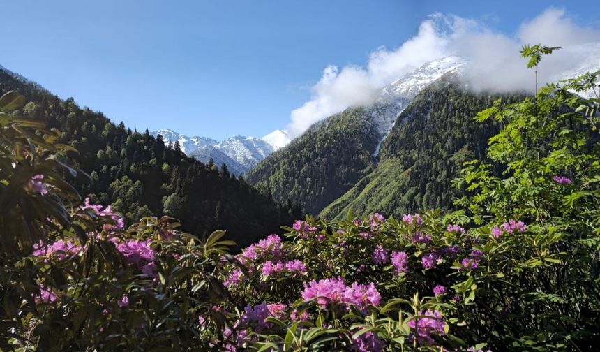 Kaçkar Dağları'nda iki mevsim bir arada yaşanıyor