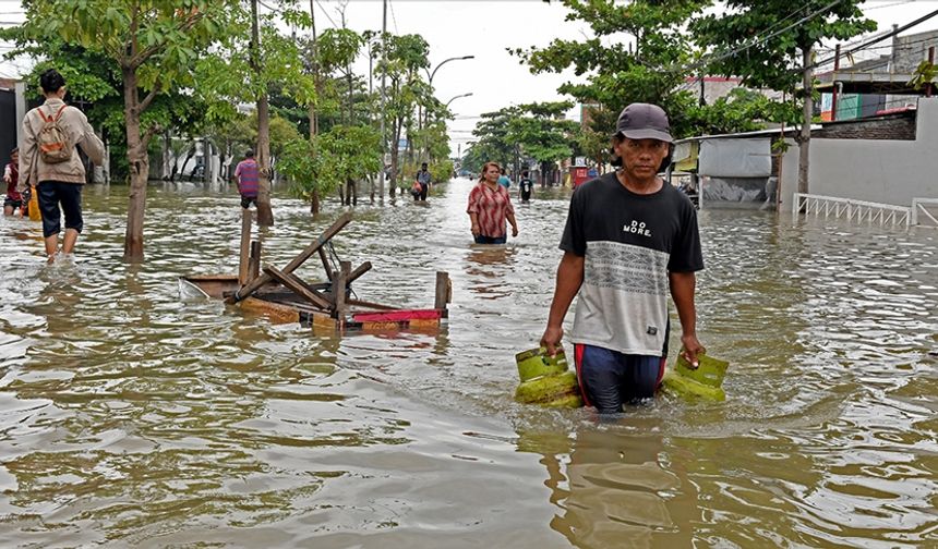 Endonezya'daki sel ve toprak kaymasında 15 kişi yaşamını yitirdi
