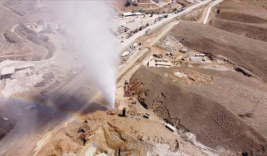Denizli'de patlama meydana gelen jeotermal kuyunun kapatılması çalışmaları sürüyor