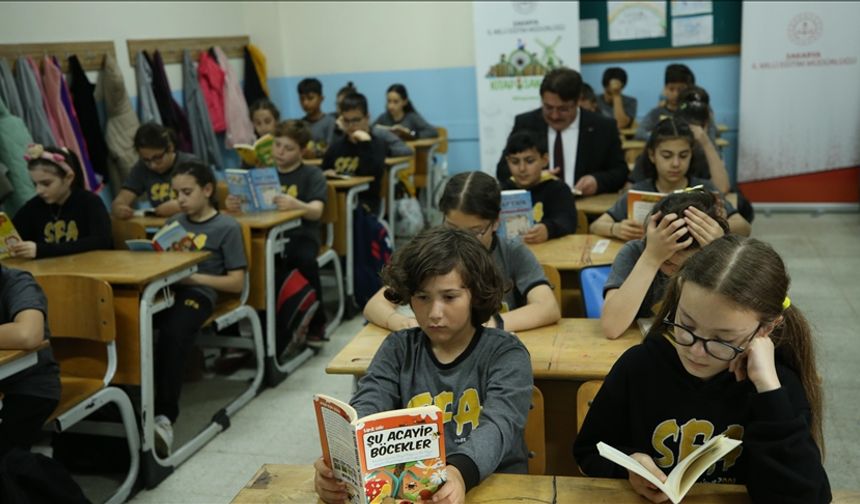 Sakarya'da okullarda toplu okuma etkinliğiyle öğrencilere kitap sevgisi kazandırılıyor