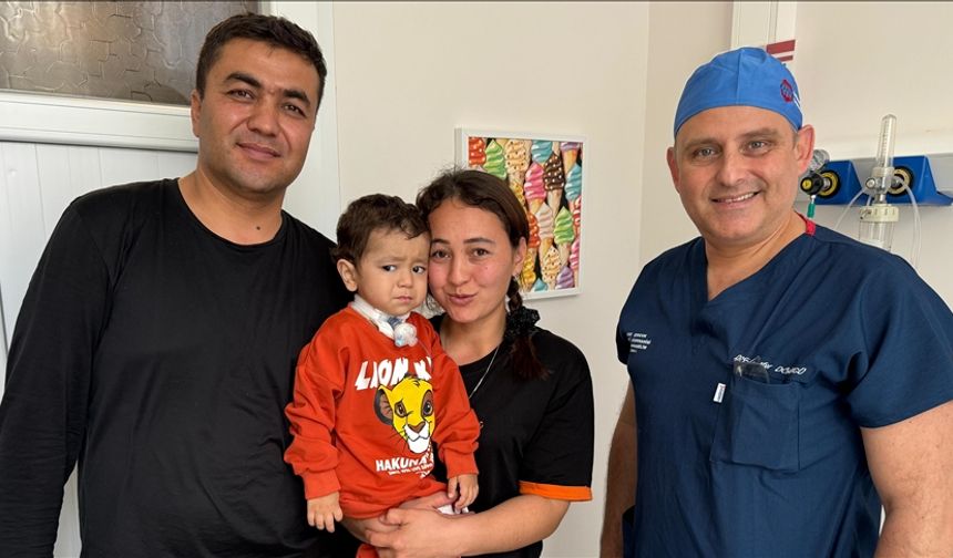 Kimyasal sıvı içen bebeğe mideden alınan parçayla yemek borusu yapıldı