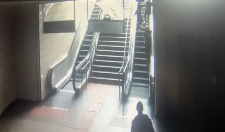 Metro istasyonunda reklam panosu kadının üzerine düştü