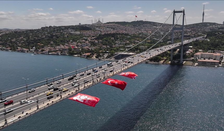 15 Temmuz Şehitler Köprüsü'ne Türk bayrağı asıldı