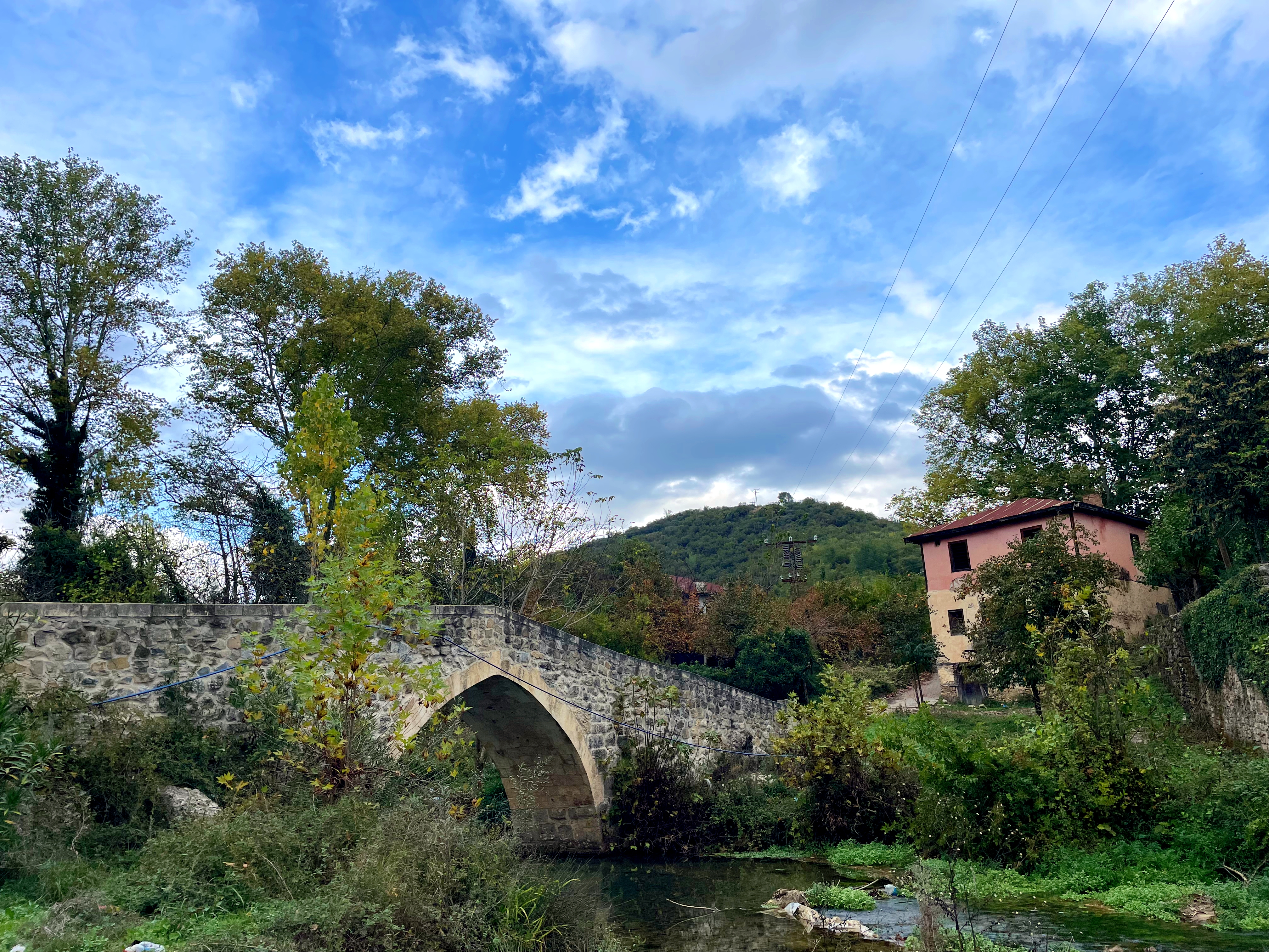Tarihi Gafarlı Taş Köprü sonbahar renklerine büründü