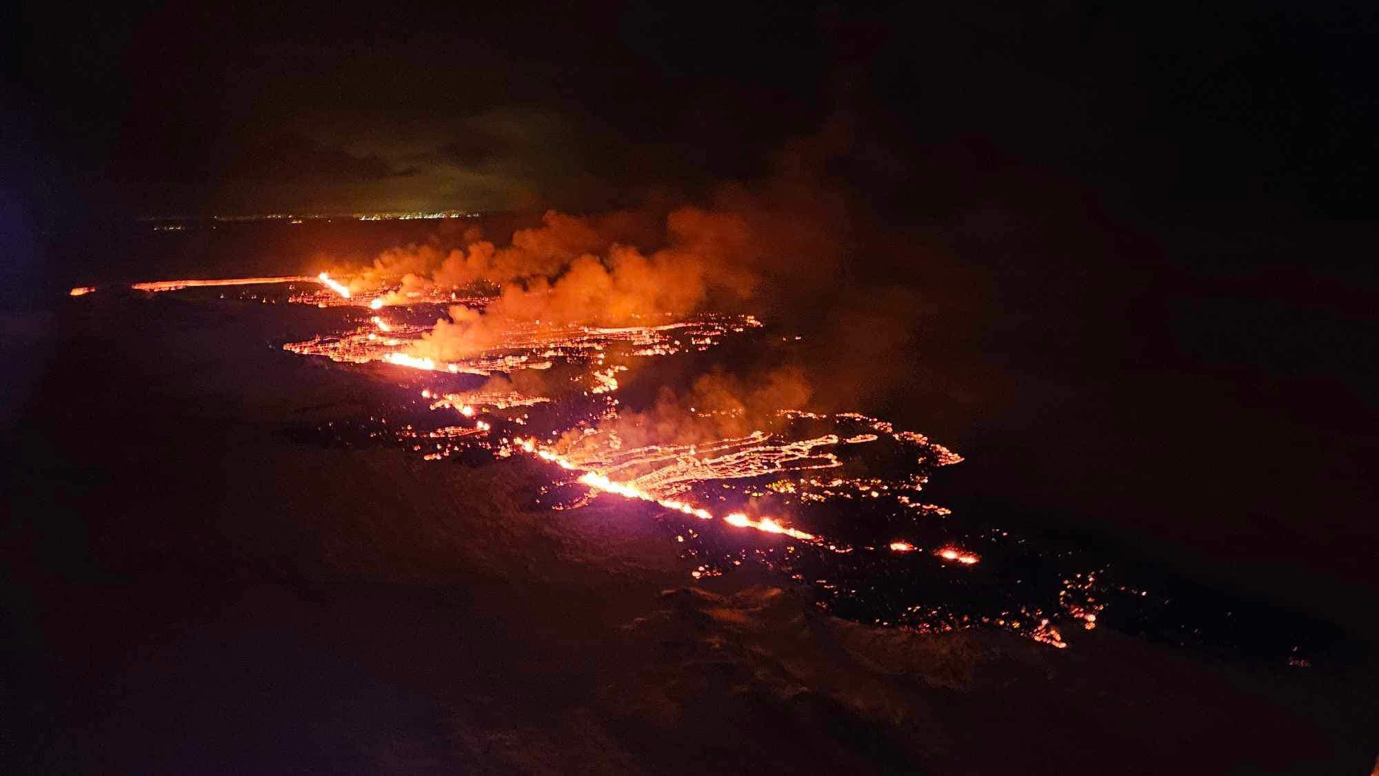İzlanda Meteoroloji Ofisinin (IMO) açıklamasına göre, Reykjanes Yarımadası'ndaki yanardağ patlaması, Grindavik kasabasının yakınlarında gerçekleşti. 