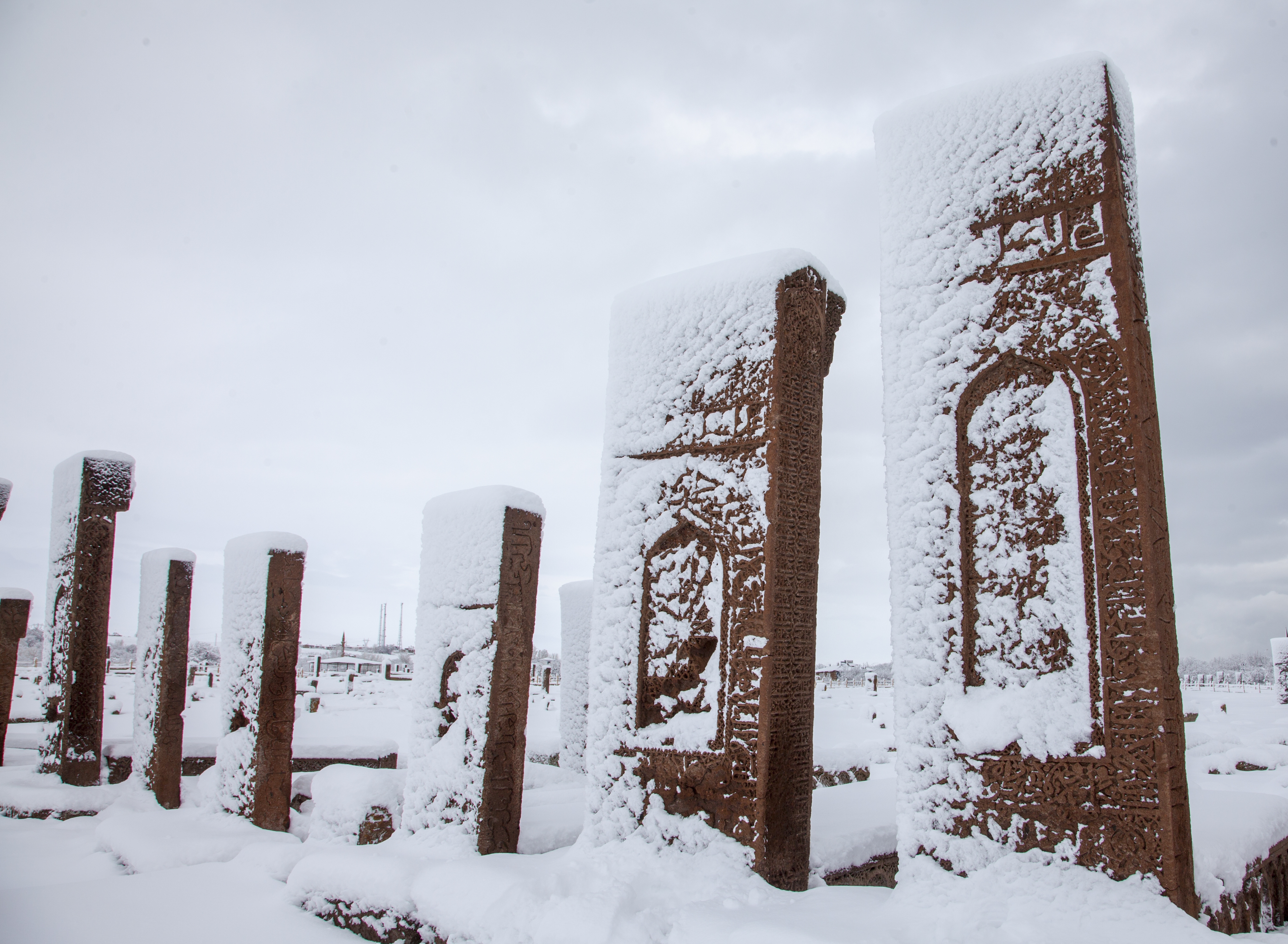 UNESCO Dünya Kültür Mirası Geçici Listesi'nde yer alan Selçuklu Meydan Mezarlığı'ndaki abidevi mezar taşları, kar örtüsüyle bütünleşti.