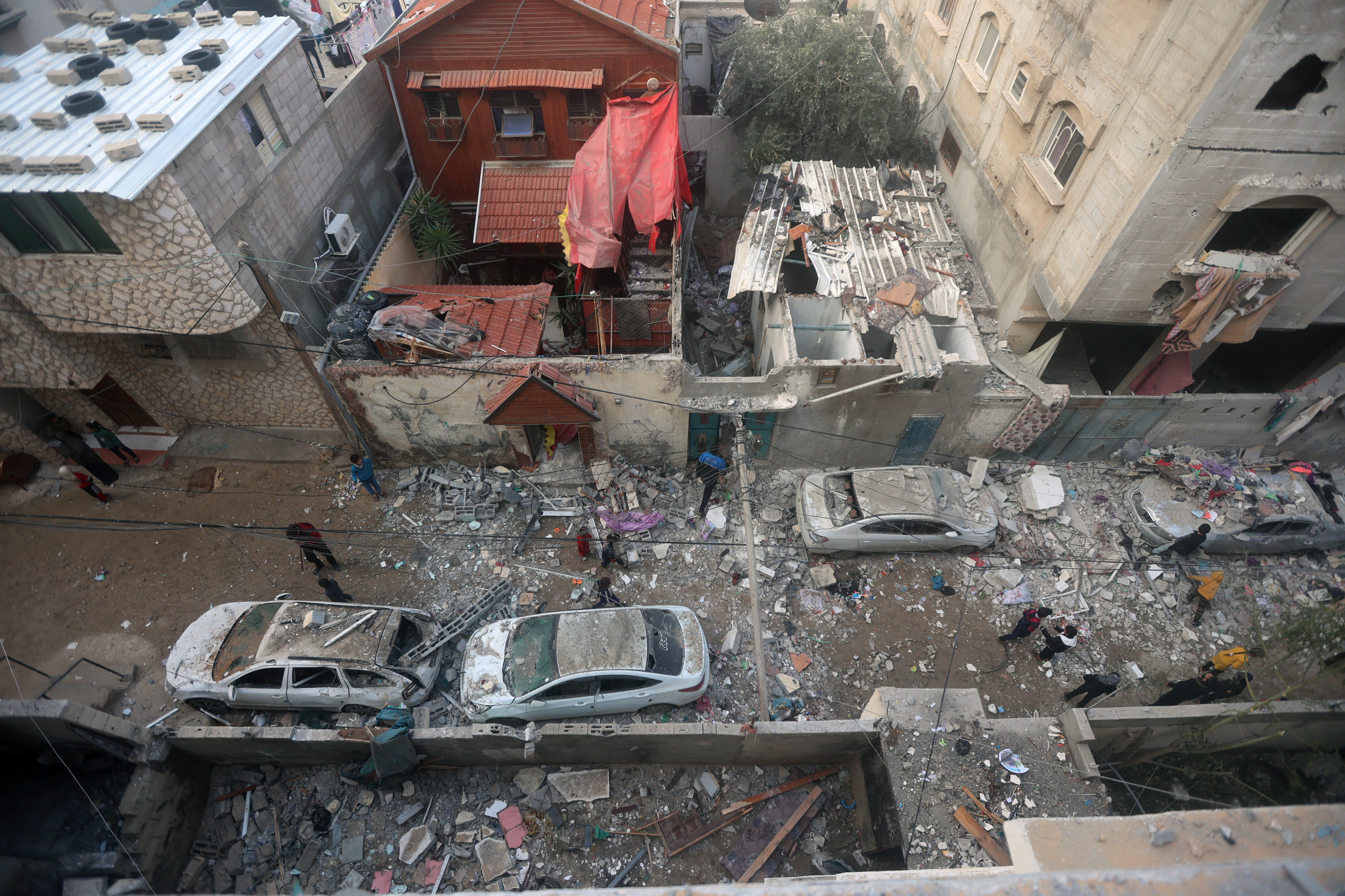 Saldırıda hedef alınan bir bina, çevresindeki yapılar ve araçlar hasar gördü.