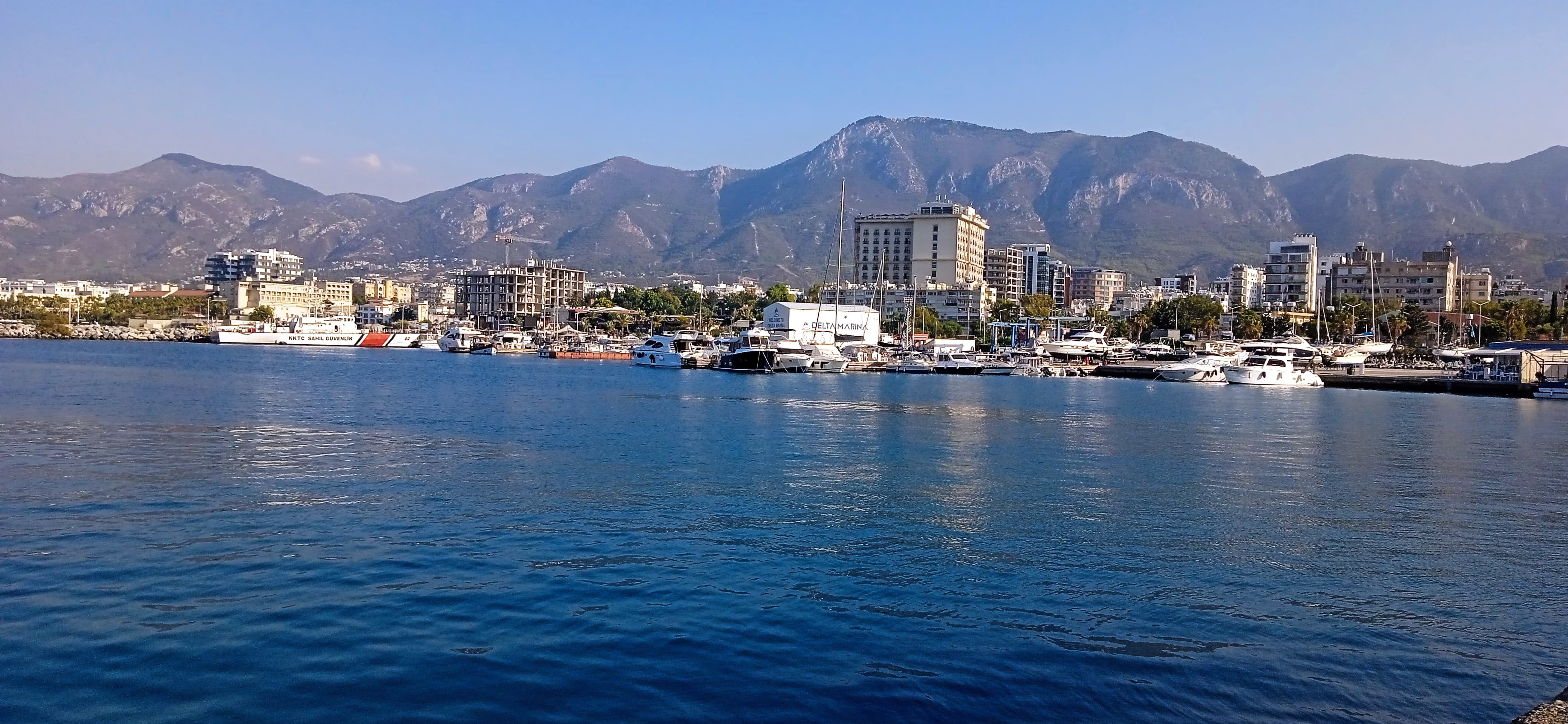 2 Girne Sahili Ve Beşparmak Dağları